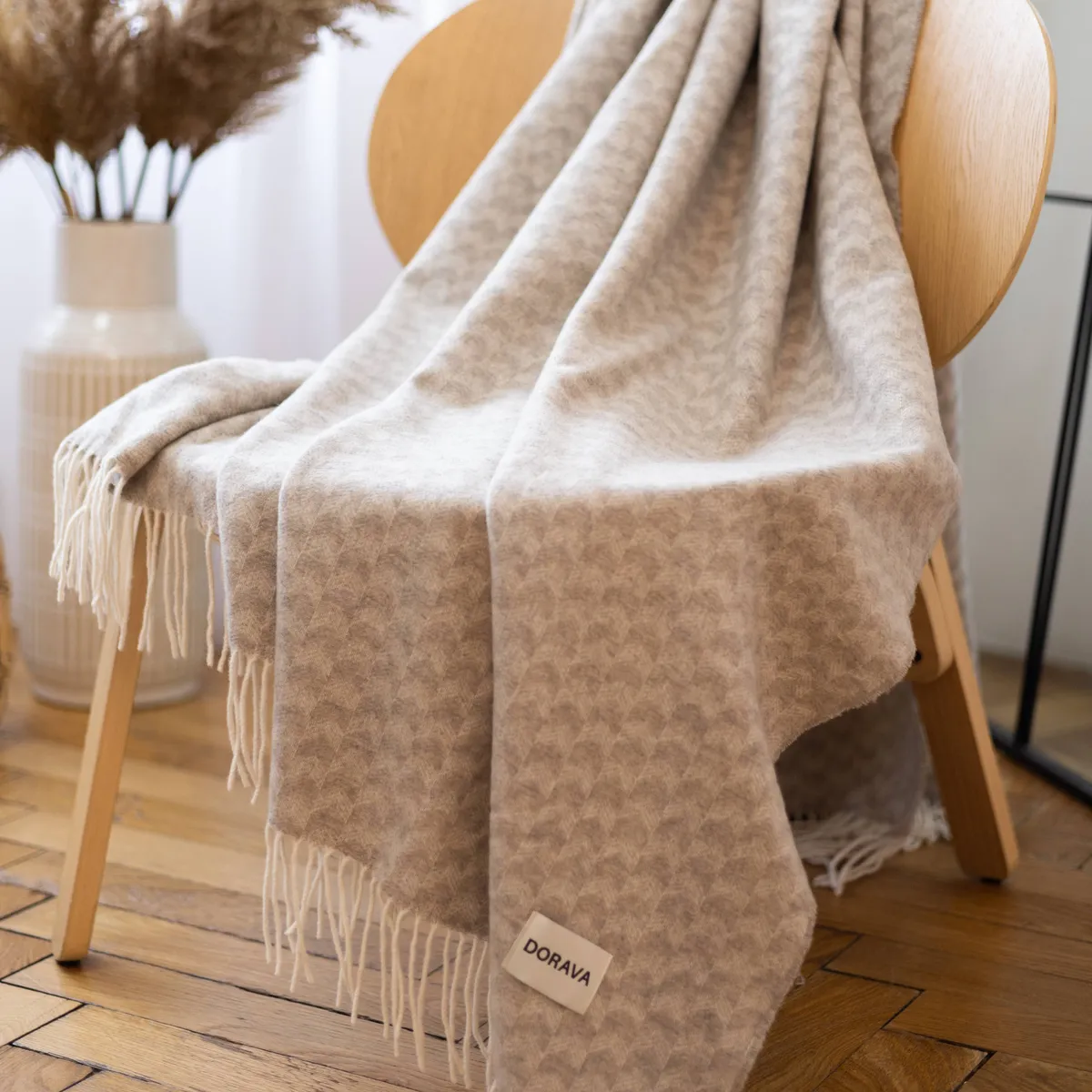 merino deka Liora gray beige na pohovke