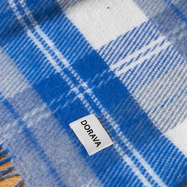 Vlnená deka Selina Blue White Cell v interiéri